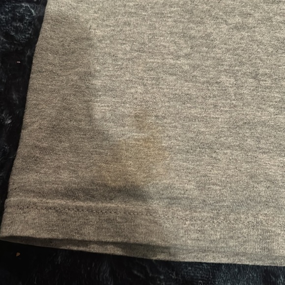 This shirt is a vintage tee, it has a small stain that should be easy to get out - Picture 4 of 4